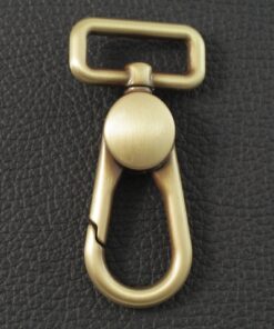 Karabinerhaken für 25mm Riemen. Mit Satinierte Oberfläche in die Farbe Altmessing.